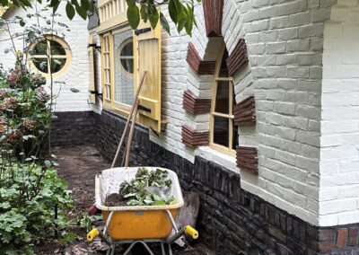 Terrasrenovatie: 30 jaar oude flagstones opnieuw gelegd en gevoegd